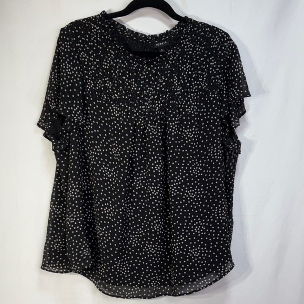 🦄Torrid Black and White Dotted short sleeve blouse Blouse